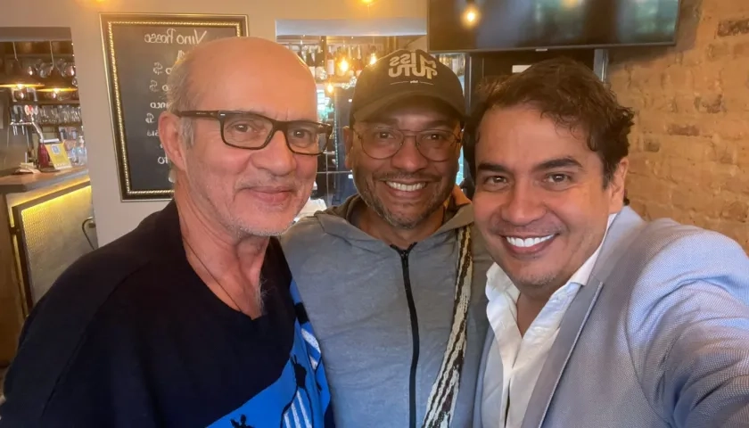 Los actores Jairo Camargo y Ramsés Ramos, junto al escritor y director de la película, Juan Manuel Buelvas.