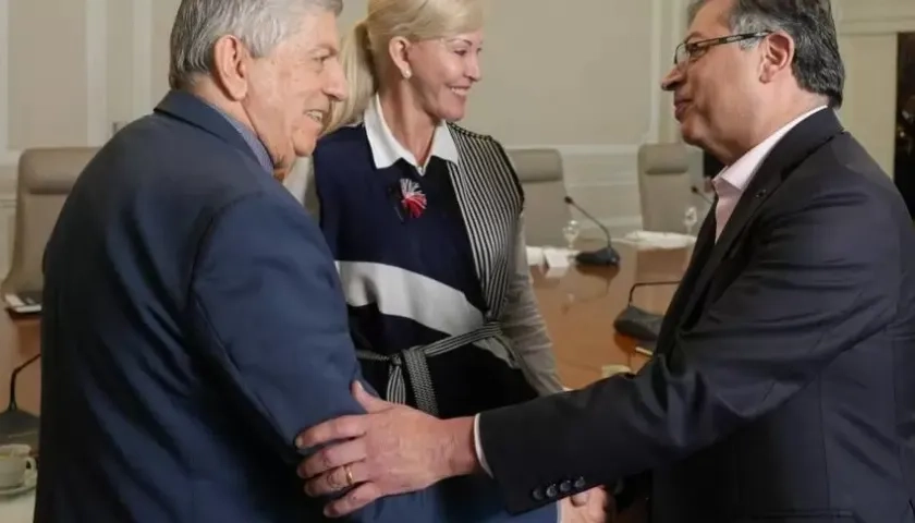 El Presidente Petro tras la reunión con César Gaviria y Dilian Francisco Toro.