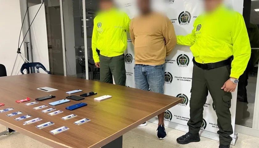 Alias 'el Rodri' con los siete celulares de alta gama que tenía en su poder.