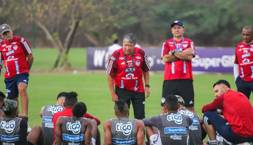 Hernán Darío Gómez dirigiéndose al grupo de jugadores del Junior.