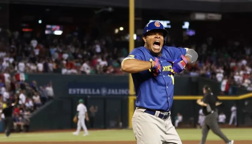 Reynaldo Rodríguez celebra tras batear un jonrón de dos carreras contra México.