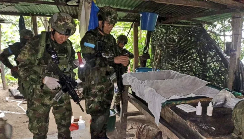 Personal del Ejército en el laboratorio donde hallaron la droga.