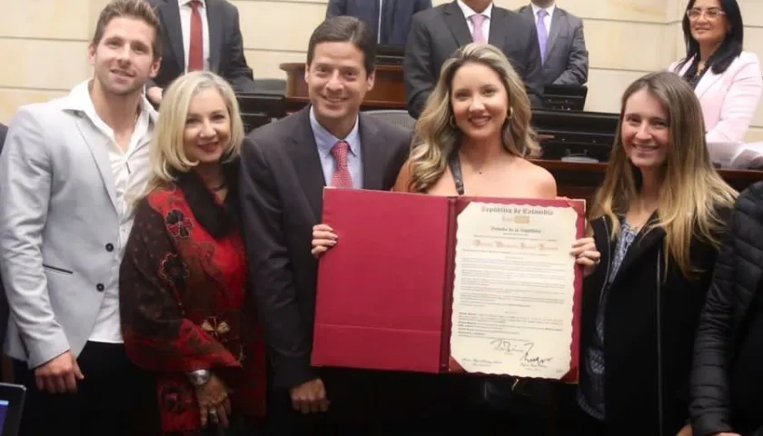 Daniella Álvarez y el senador Mauricio Gómez rodeados de familiares y congresistas.