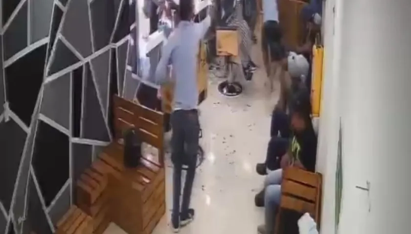 Momento del ataque en la peluquería