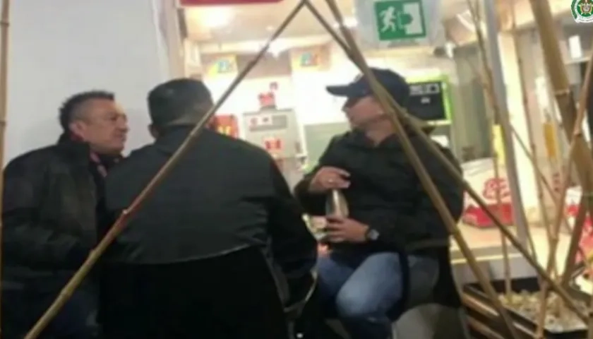 Édgar Elicio Munévar Castillo, alias ‘El Caballista’, y al capitán Luis Eduardo Duque Casas captados en un video