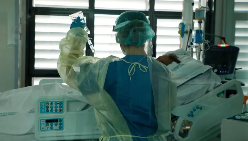 Una enfermera atiende a un paciente en un hospital de Madrid.