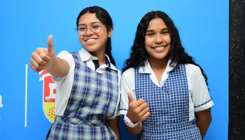 Rosa León y Laury Sarmiento, estudiantes de Galapa y Repelón que viajarán a misiones científicas al exterior.