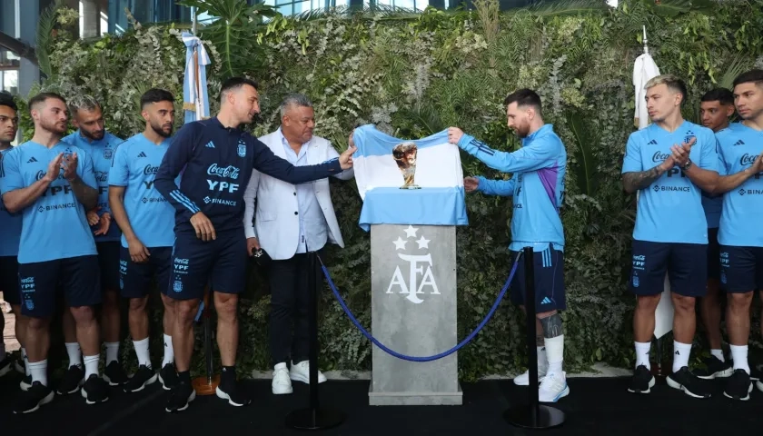 Lionel Messi, Claudio Tapia y Lionel Scaloni durante el acto en el predio de Ezeiza.