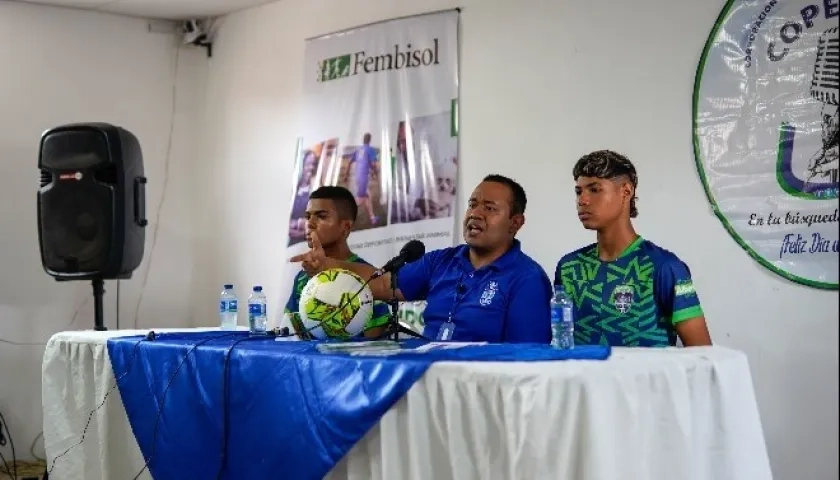 Carlos Alberto Ortiz durante la presentación del Club Deportivo Fembisol.