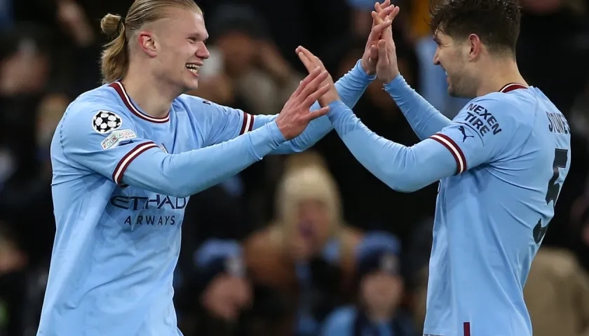 Erling Haaland celebra con John Stones el quinto gol del City.