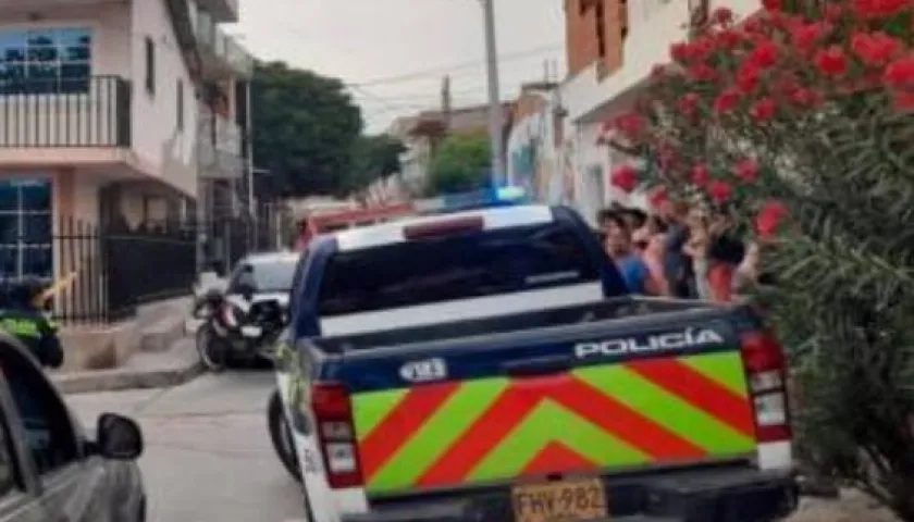 La Policía Metropolitana se hizo presente en la vivienda en la que fueron hallados los dos cuerpos en el barrio Los Calamares