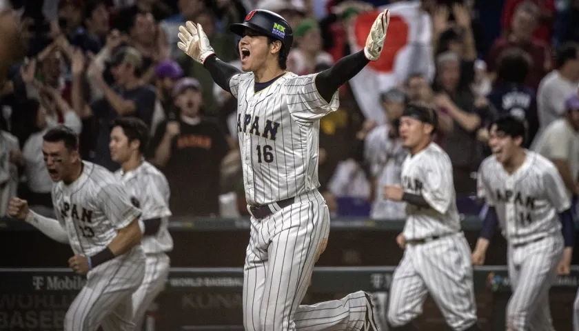 Shohei Ohtani festeja el paso a la final de Japón tras dejar en el campo a México.