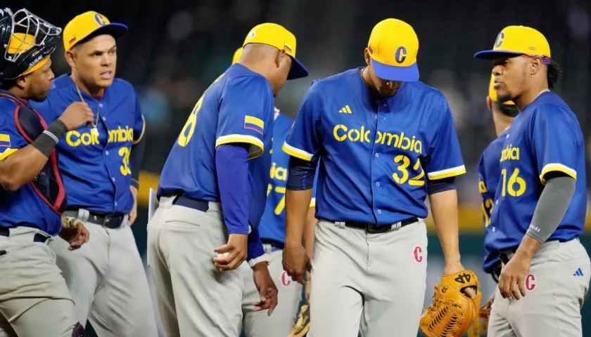 Jolbert Cabrera retira del juego a William Cuevas, pitcher abridor de Colombia ante Gran Bretaña.