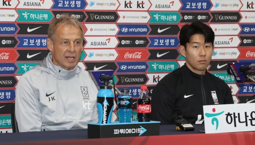 Jurgen Klinsmann en rueda de prensa con el capitán surcoreano Son Heung-min.