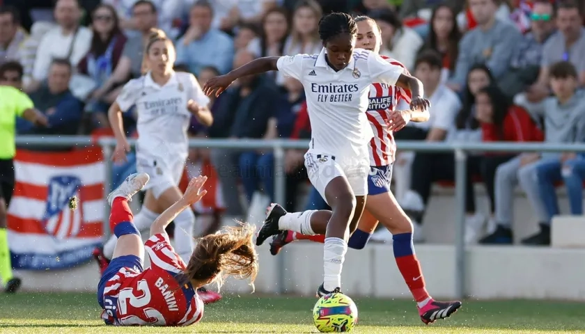 Linda Caicedo deja en el camino a Estefanía Banini durante el derbi madrileño.