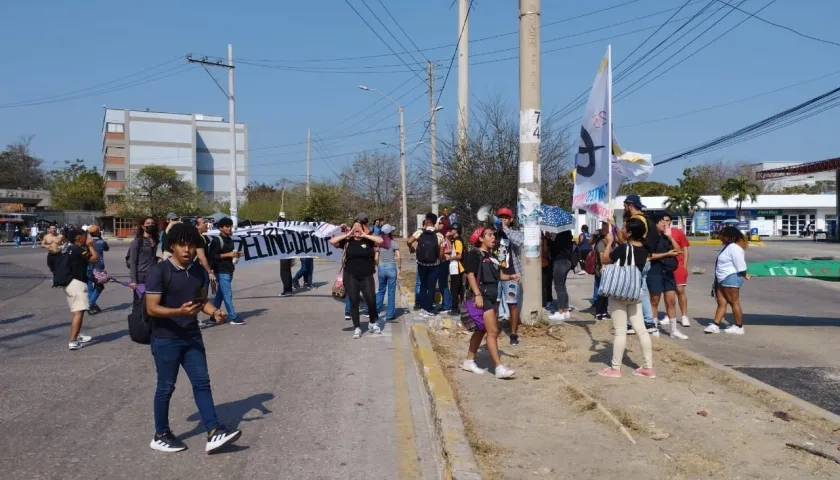 Estudiantes de la UniAtlántico protestan por aumento de tarifas de transporte urbano.