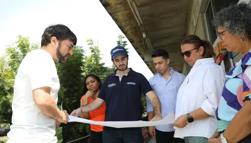 El alcalde Jaime Pumarejo observa los planos de las obras en la IED Jorge Nicolás Abello.