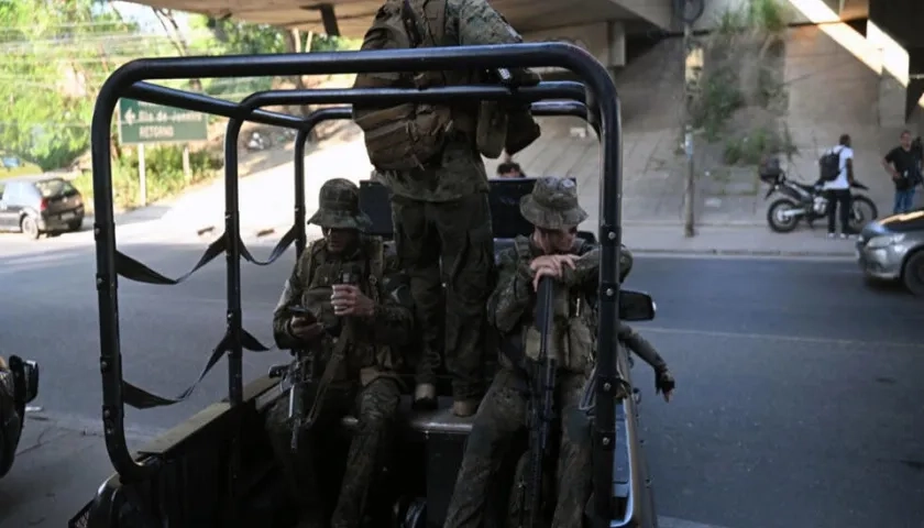 Fuerza pública vigila el complejo de favelas Salgueiro, en el municipio de São Gonçalo. 