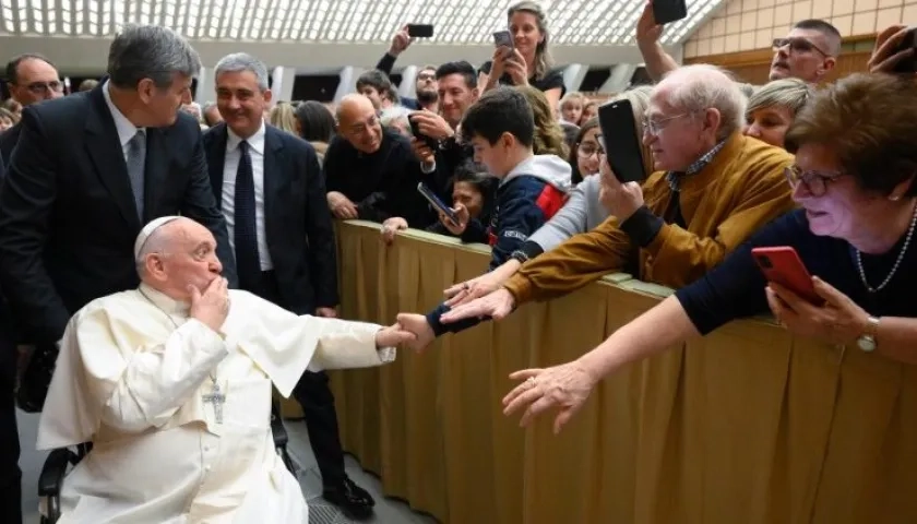 El papa Francisco saluda a feligreses de la ciudad de Rho, en Milán, a quienes recibió en el Vaticano