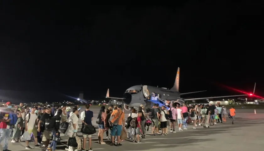 Pasajeros abordando un avión de la Fuerza Aérea Colombiana.