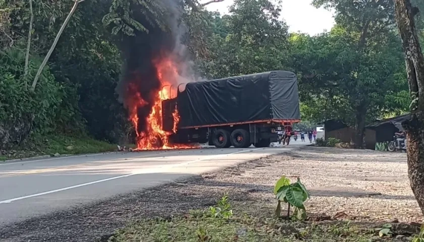 Uno de los vehículos incinerados este domingo en el Bajo Cauca Antioqueño.