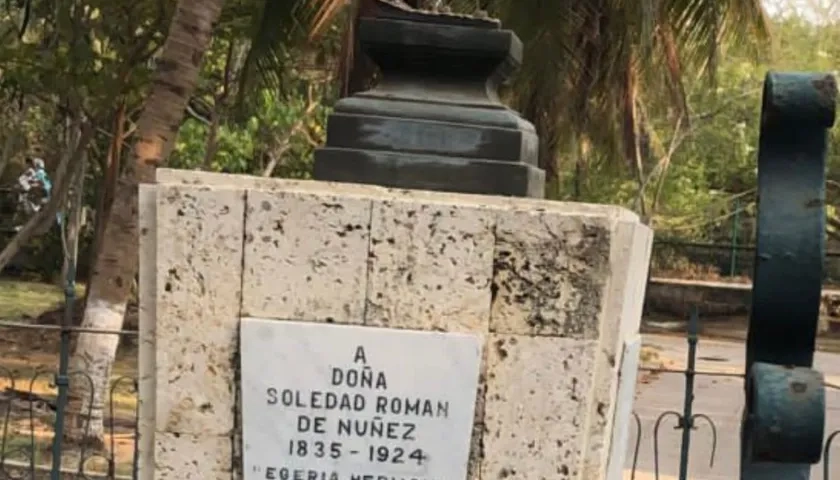 Así quedó la base sobre la que estaba el busto a Soledad Román