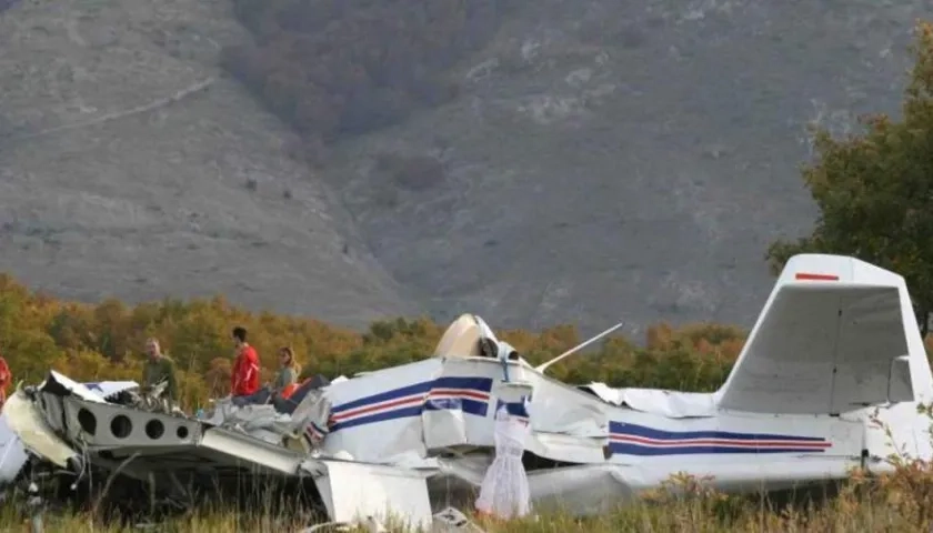 Estado en que quedó el avión de un motor, modelo Piper PA 28 que cayó en Nueva York