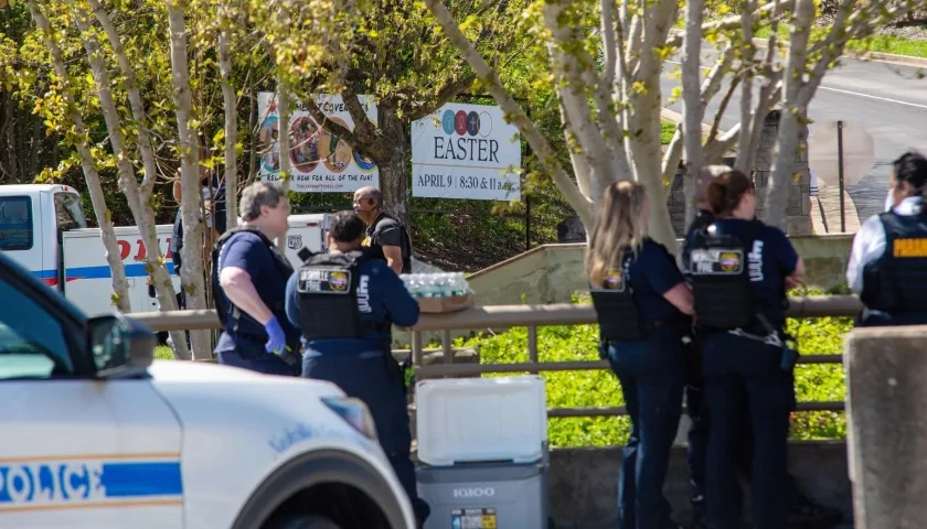 Policías de Nashville custodian las afueras del colegio 'Convenant School' en Nashville 