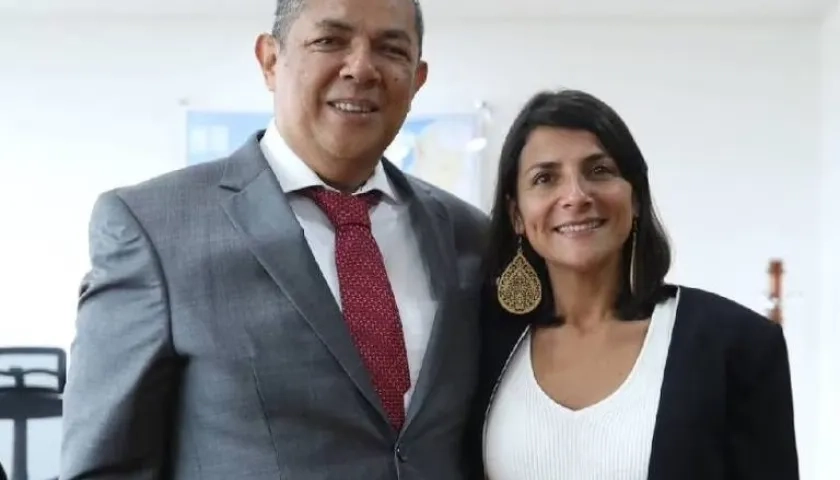 Giovanni Franco Sepúlveda y la ministra Irene Vélez.