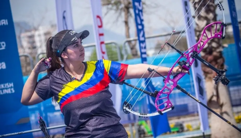 Sara López ganó medalla de plata en individual y por equipos.