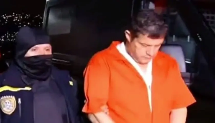 El colombiano Álvaro Pulido, esposado y con uniforme naranja, cuando era ingresado a un tribunal de Venezuela.