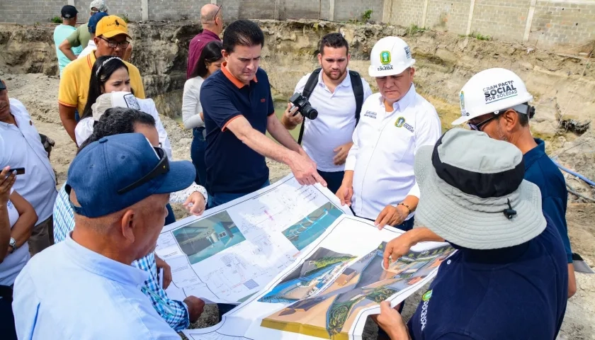 El alcalde Rodolfo Ucrós inspeccionando las obras. 