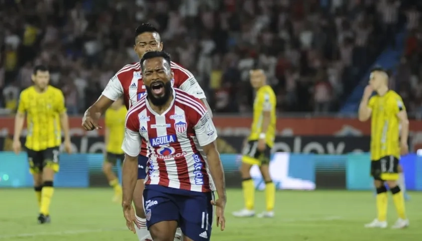 Luis 'Cariaco' González celebrando el gol juniorista.