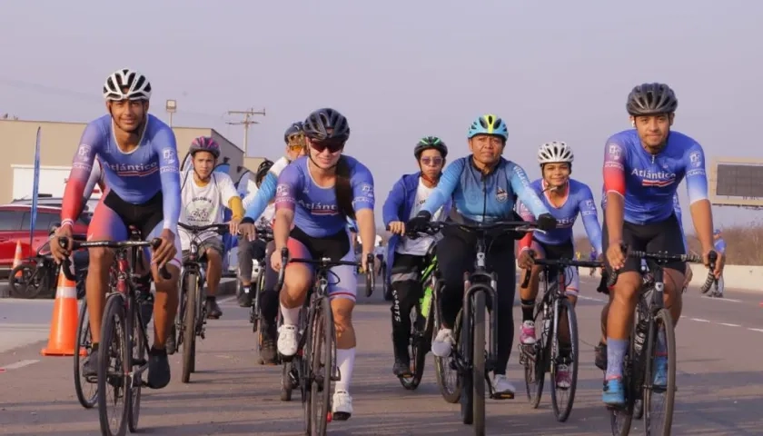 Ciclistas de la ciclorruta de la Prosperidad 