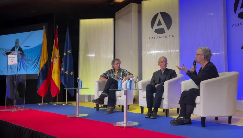 El presidente de la Comisión de la Verdad de Colombia, el sacerdote Francisco de Roux, y la comisionada Lucía González, en el debate sobre el conflicto armado y la paz