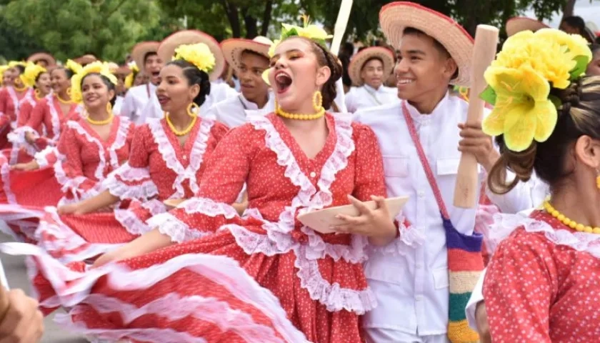 Los niños y jóvenes recorrieron las calles de Valledupar en el Desfile de piloneras infantil y juvenil.