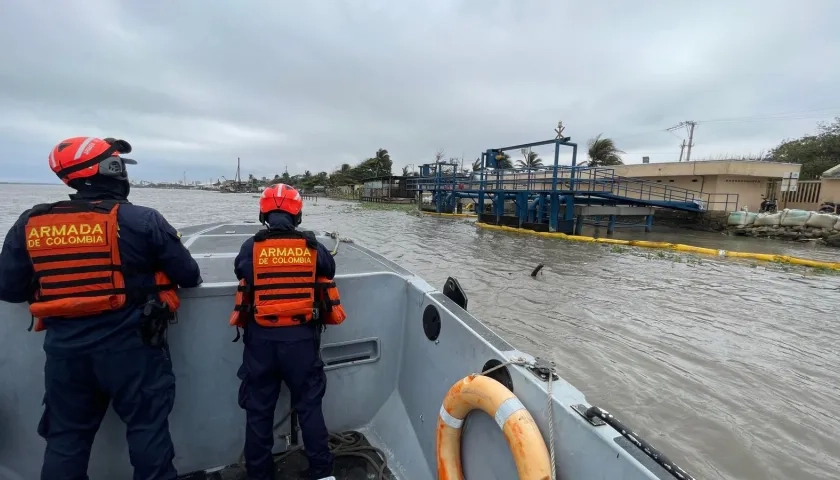Dimar y la Armada atienen emergencia de contaminación en el río Magdalena.