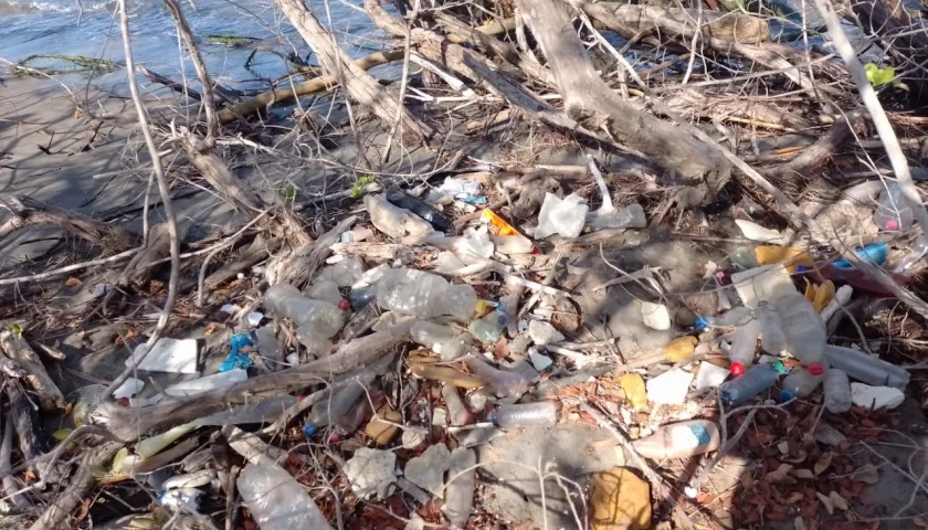 Basuras acumuladas en manglares de Puerto Caimán, Atlántico.