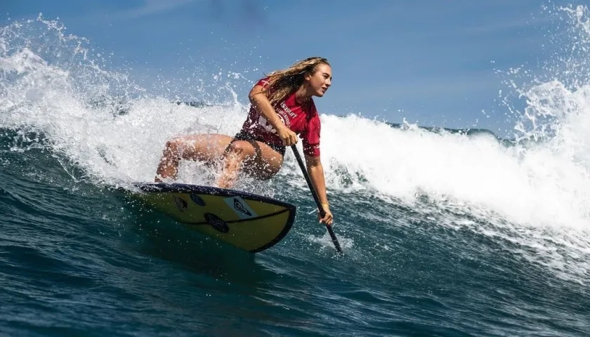 Isabela Gómez, surfista estadounidense que compite por Colombia.