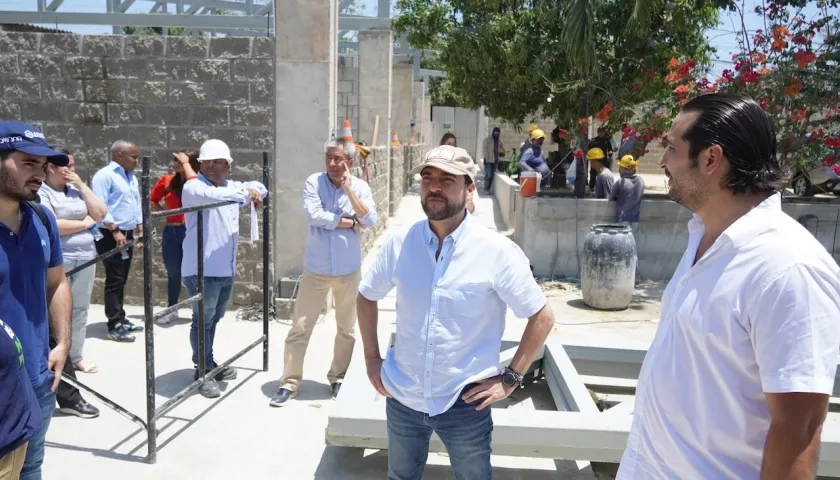 El Alcalde Jaime Pumarejo durante su visita a las obras.