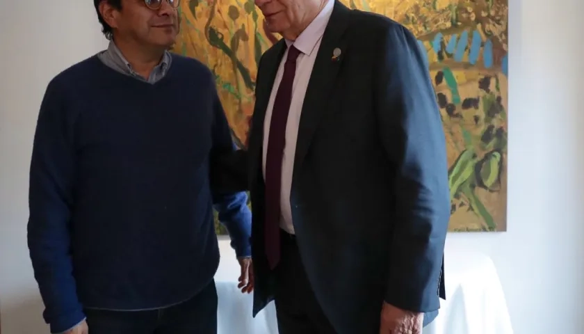 La UE ha estado al lado de Colombia para apoyar el proceso de paz, le dijo Josep Borrell al Comisionado de Paz, Danilo Rueda