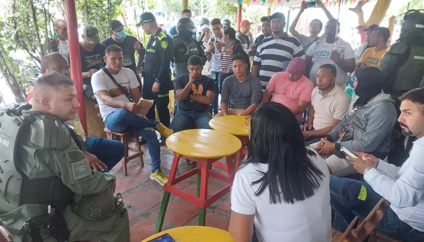 Reunión de los motocarristas con la Policía y la Alcaldía de Malambo. 