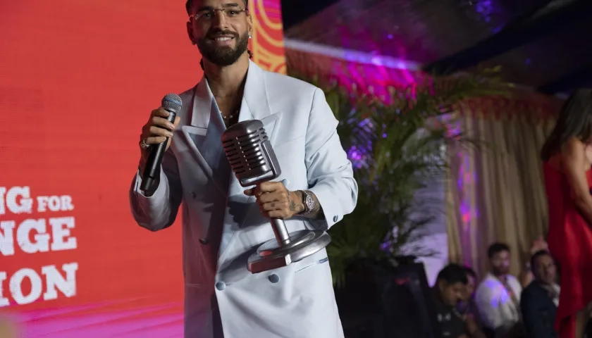 Maluma después de recibir un premio por su impacto filantrópico con su fundación "El Arte de los Sueños'.