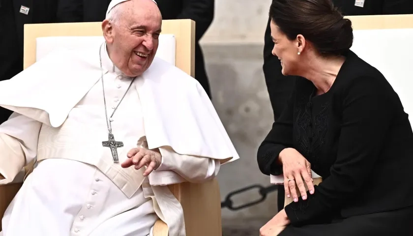 El papa Francisco con la presidenta de Hungría, Katalin Novak.