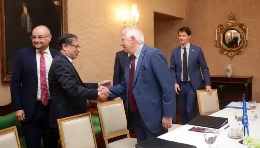 El Presidente Petro se saluda con Josep Borrell, alto representante de la Unión Europea (UE) para los Asuntos Exteriores y Política de Seguridad.