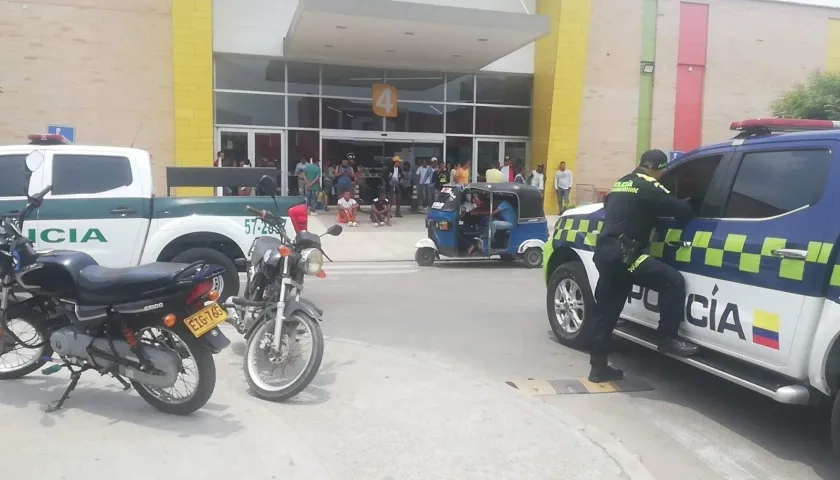 Policía vigilando el Centro Comercial Nuestro Atlántico.