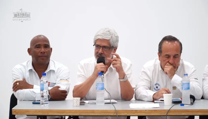 Los Ministros Germán Umaña y Guillermo Reyes explicando los alcances de las medidas.