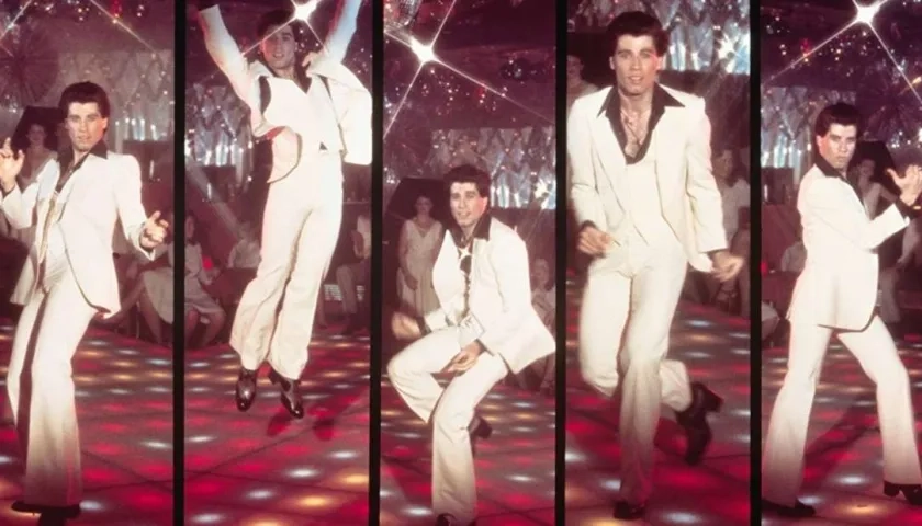 John Travolta con su icónico traje interpretando a Tony Manero