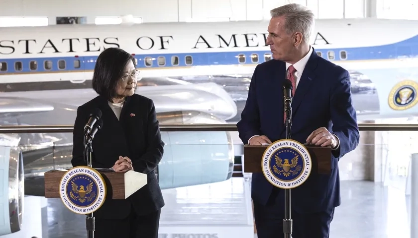 El encuentro de la Presidenta de Taiwán, Tsai Ing-wen con el presidente de la Cámara de EU, Kevin McCarthy.