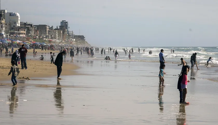 Visitantes disfrutan de la playa pese a las restricciones por la alta contaminación, en la ciudad de Tijuana.